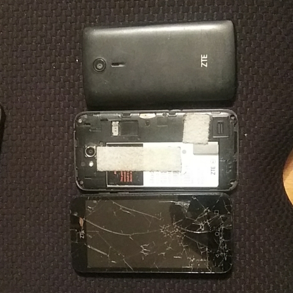 Broken cell phones for parts. - Picture 2 of 3